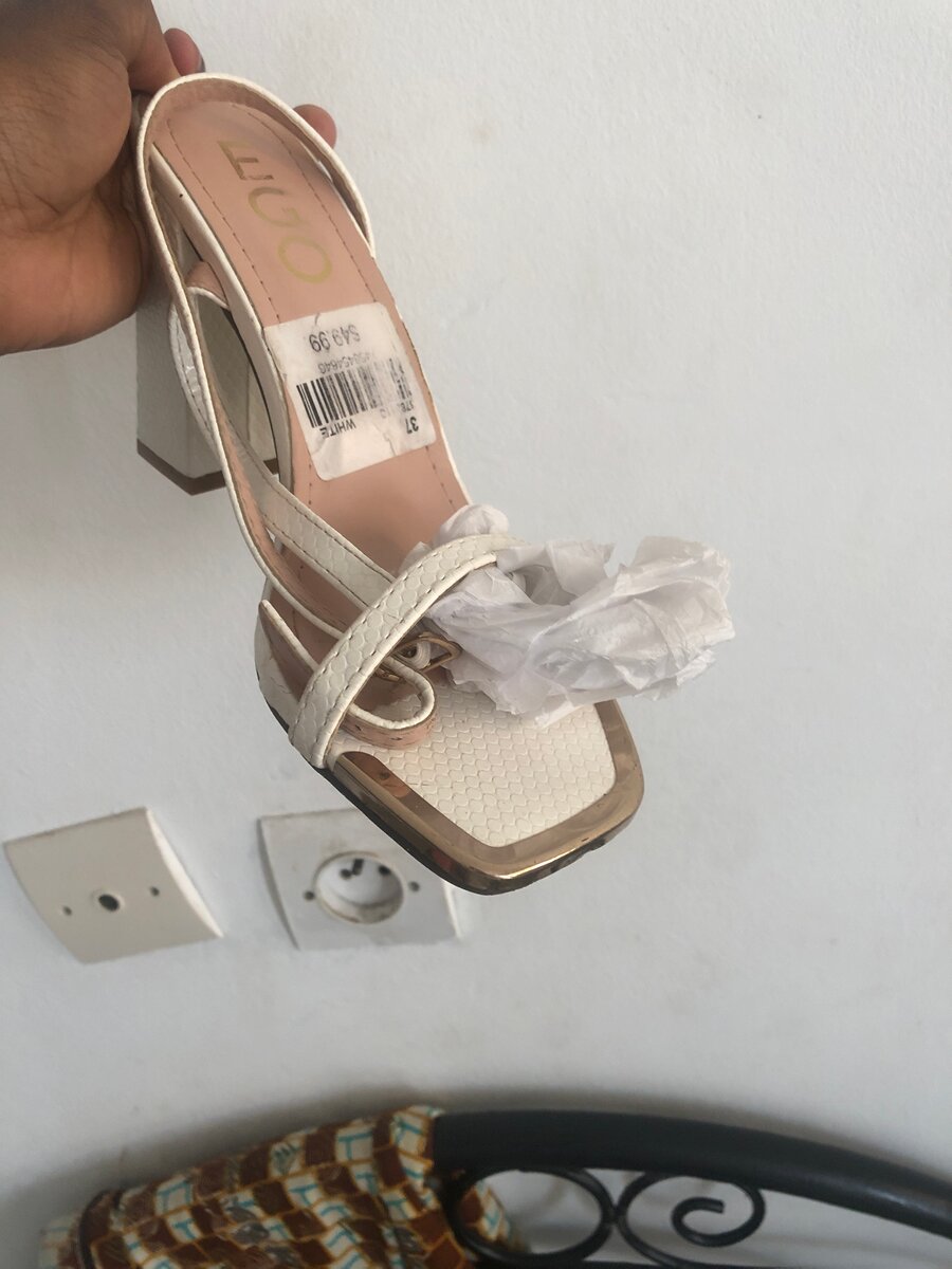 Sandales à talon blanc élégant