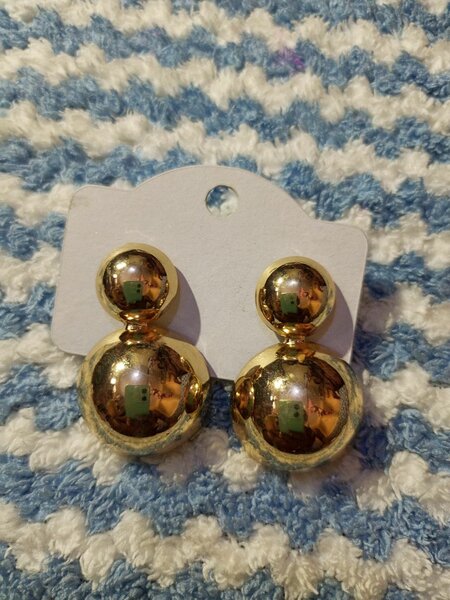 Earing available 35 cedis each