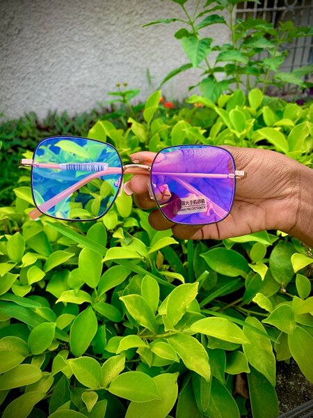 Lunette à revêtement anti-lumière, anti-réflet.