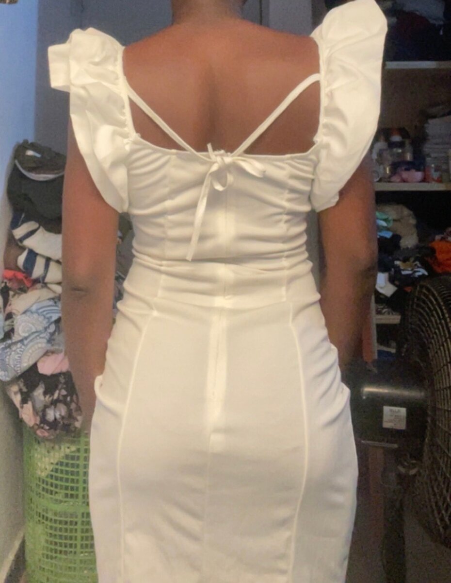 Robe élégante blanche à volants