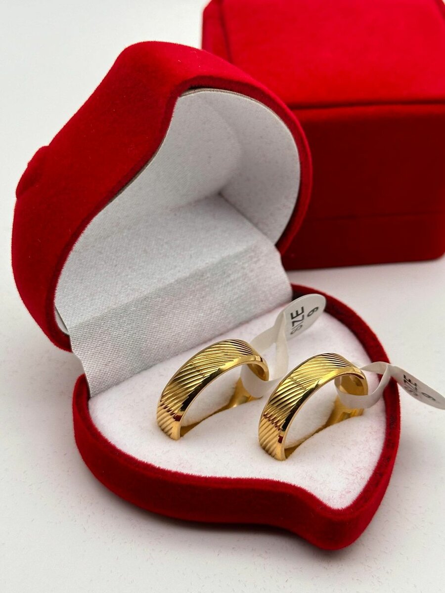 Alliances en or gravées