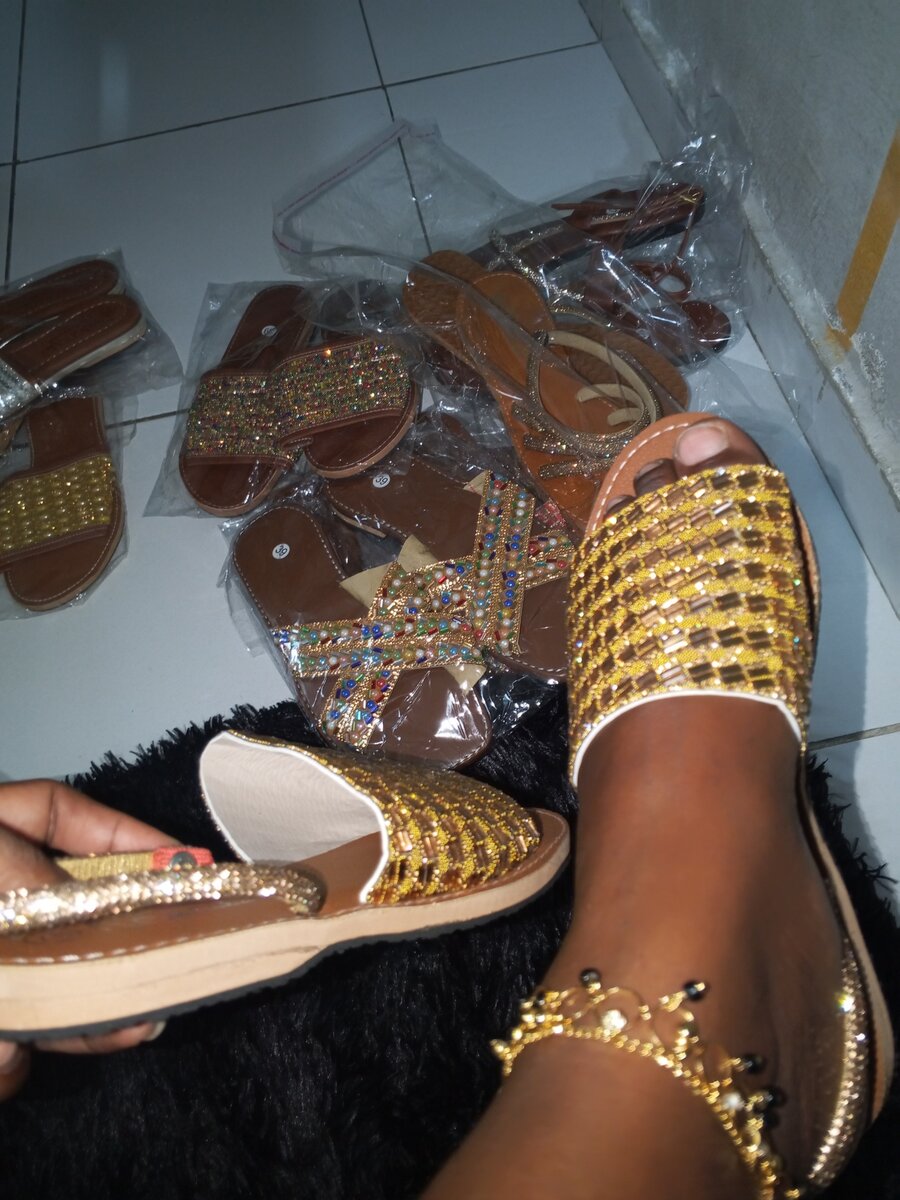 Sandales fermées dorées