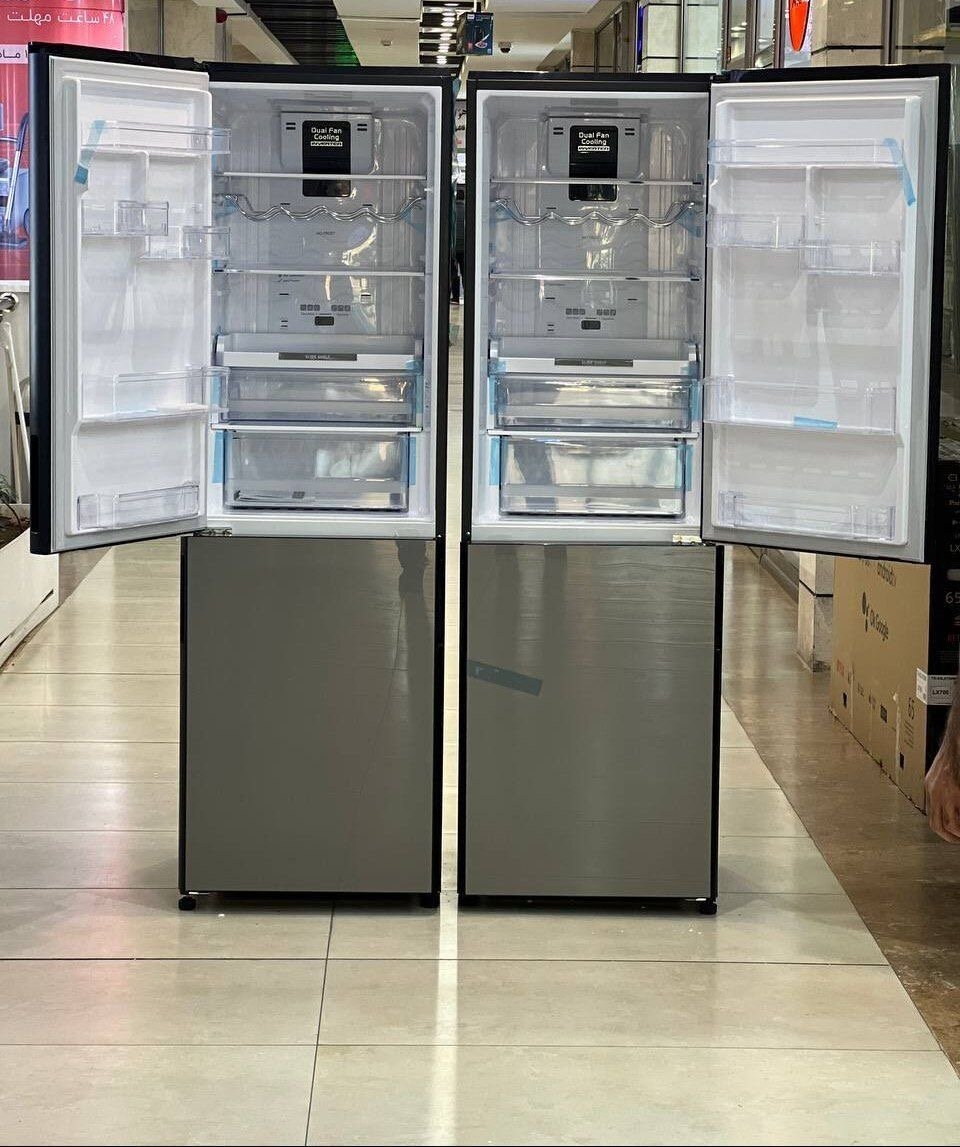 Réfrigerateur moderne en acier inoxydable