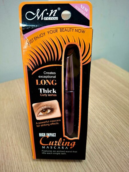 Mascara noir effet longs cils