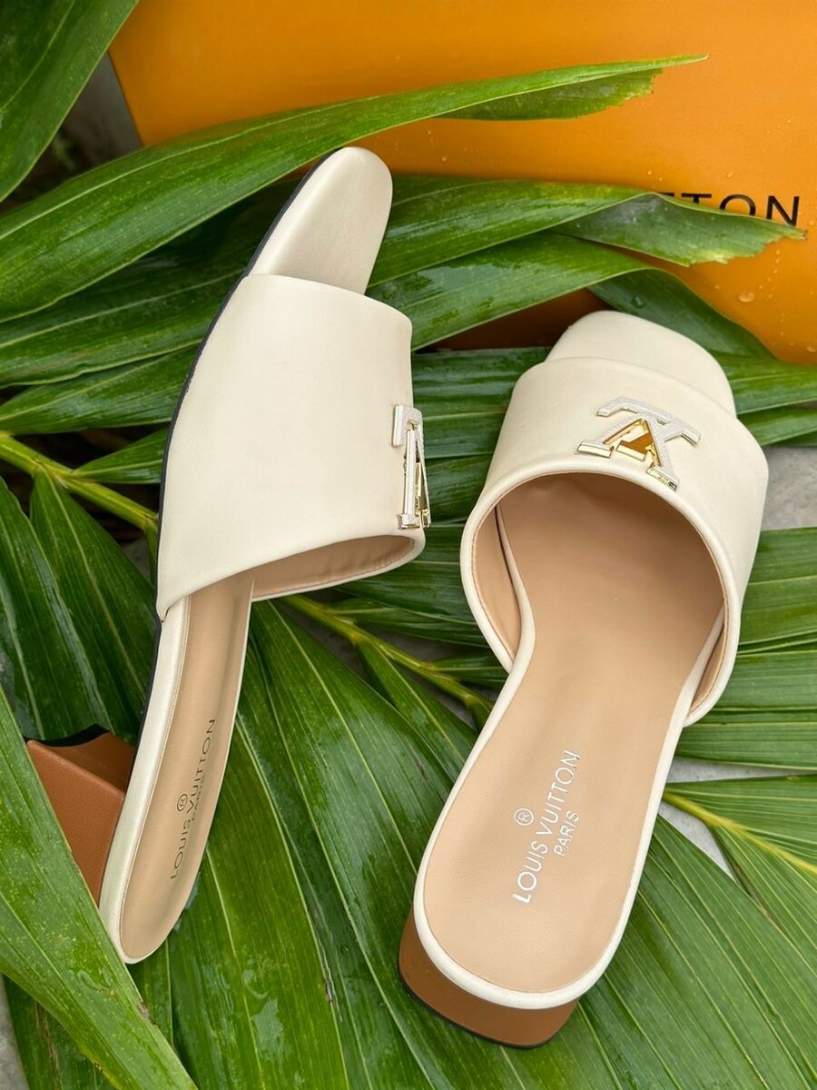 Ladies heeled slides