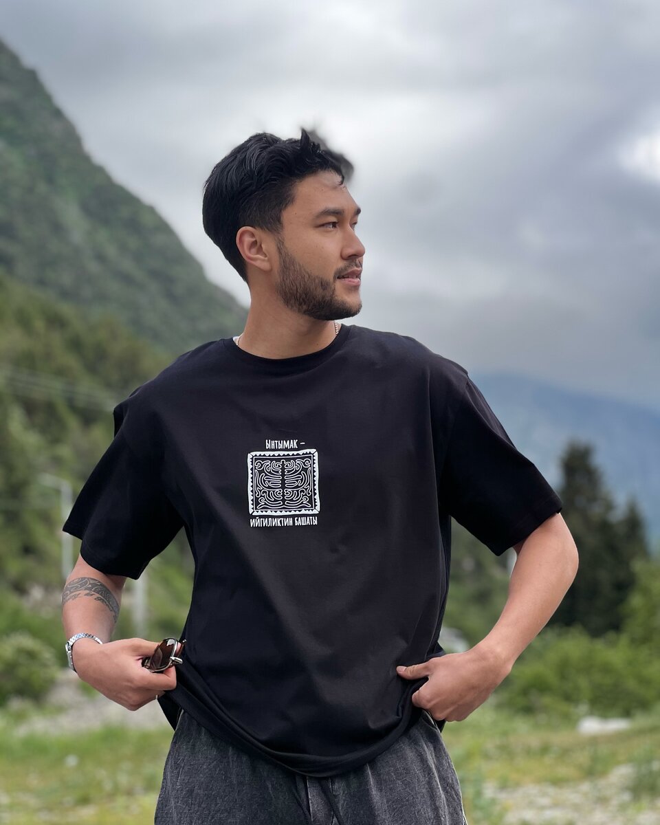 Футболка для мужчин черного цвета