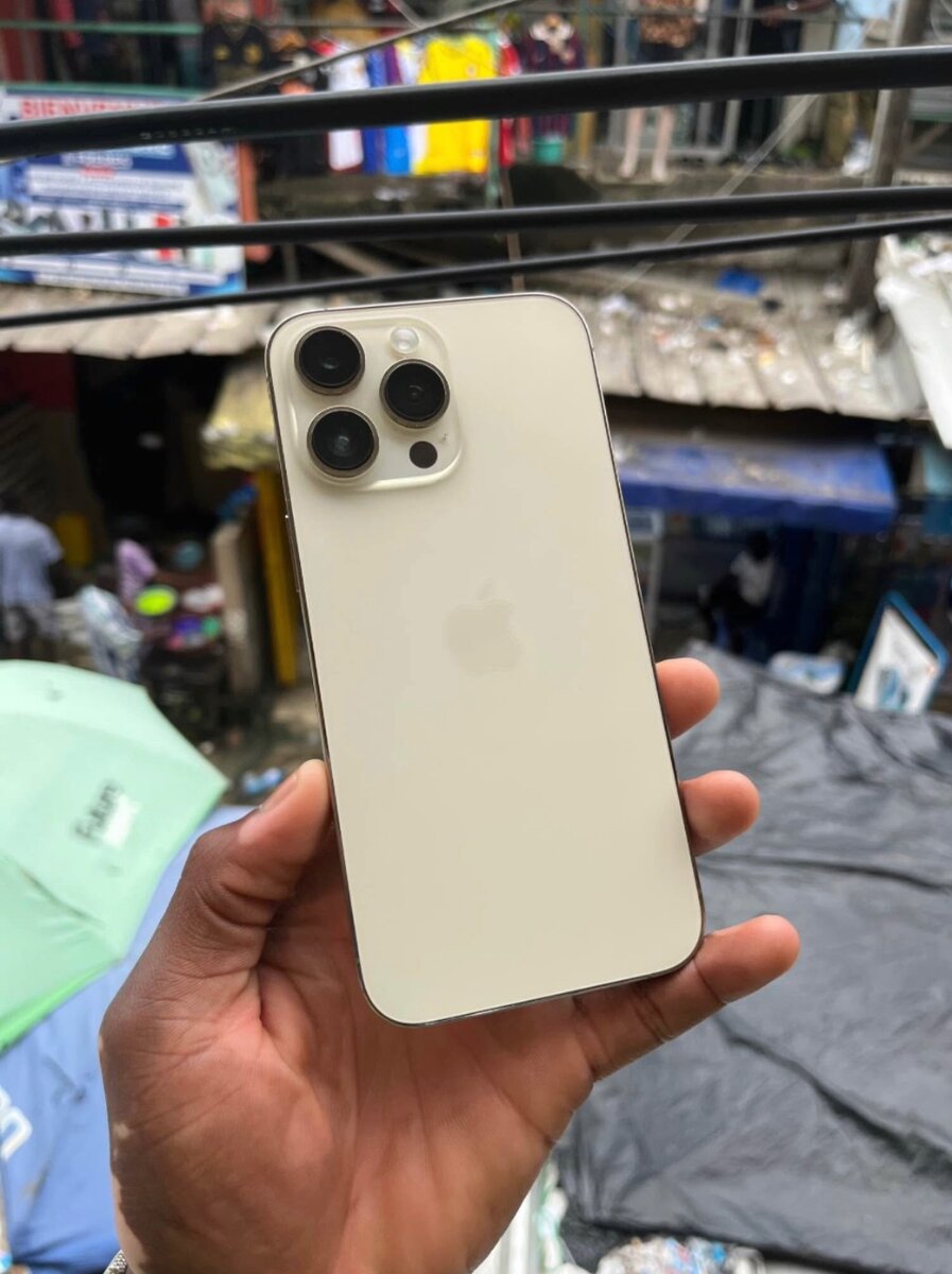 iPhone 14 Pro Or doigt