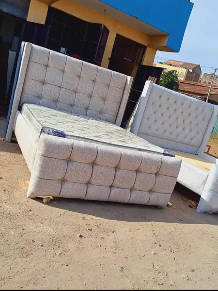 Lit double capitonné en cuir