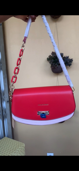 Sac à main en cuir rouge élégant