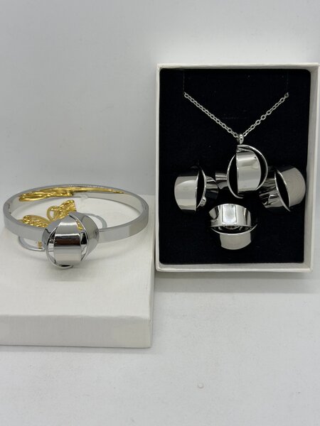 Ensemble bijou argenté avec boîte