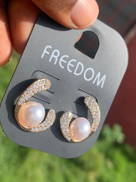 Pearl earring