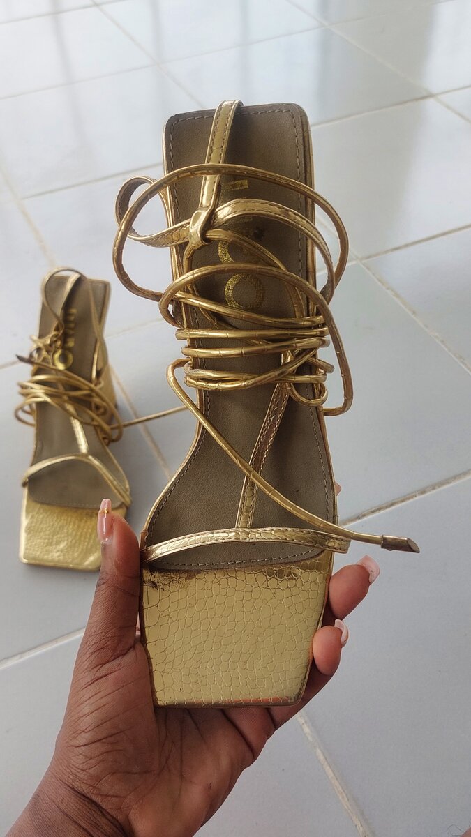 Sandales dorées à talons haute