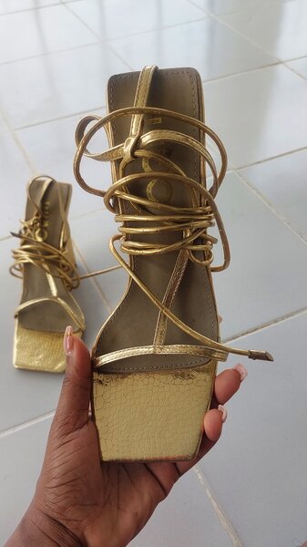 Sandales dorées à talons haute