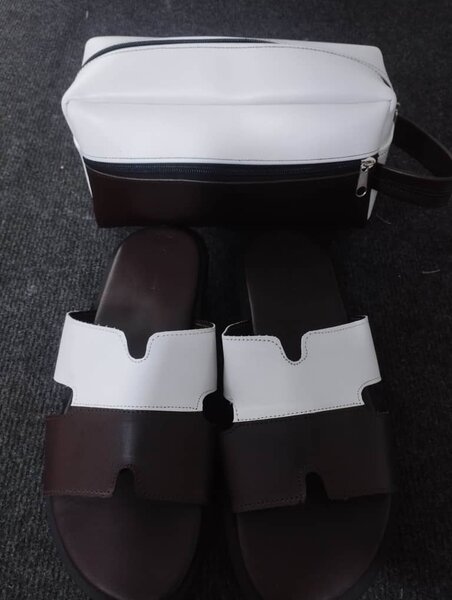 Tongs et trousse élégants