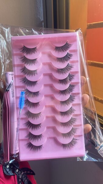 faux cils, colle,pince,brosse