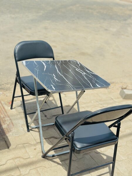 Table pliante avec chaises