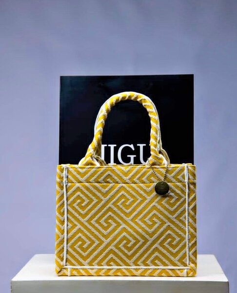 Sac à main en tissu jaune