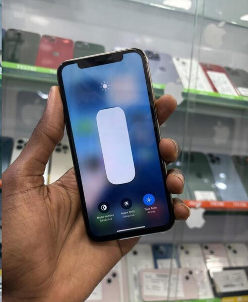Smartphone moderne avec triple caméra
