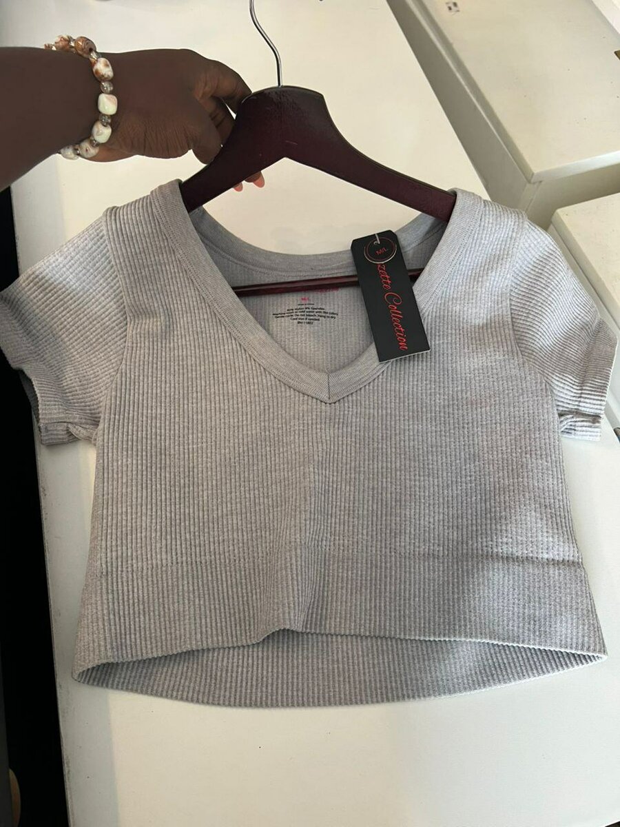 Top court en tricot gris