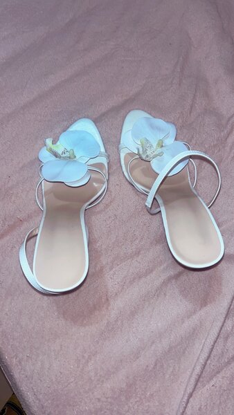 Sandales blanches à fleurs