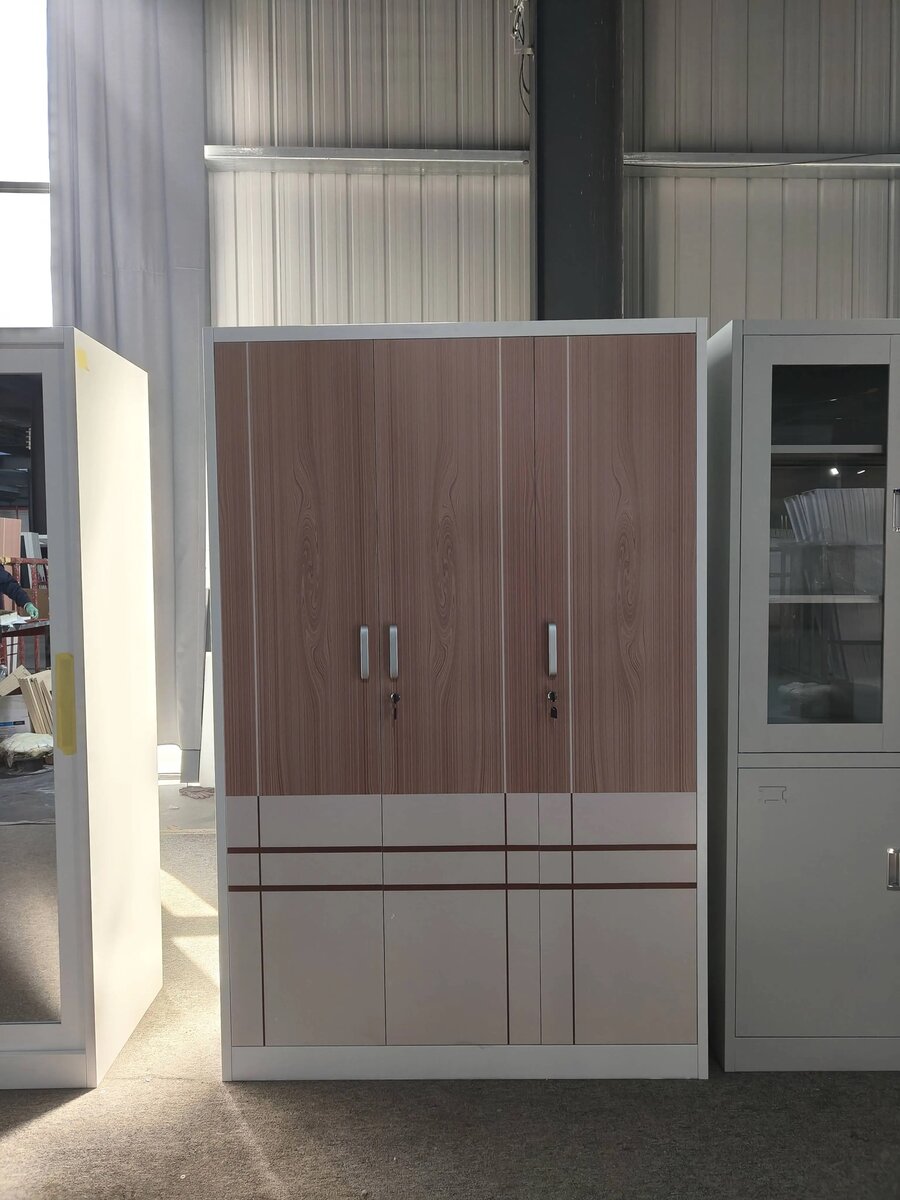 Armoire moderne avec miroir