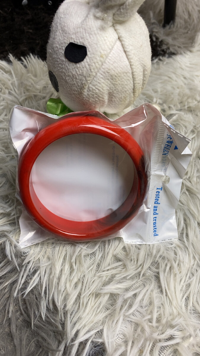 Bracelet rouge en résine élégante