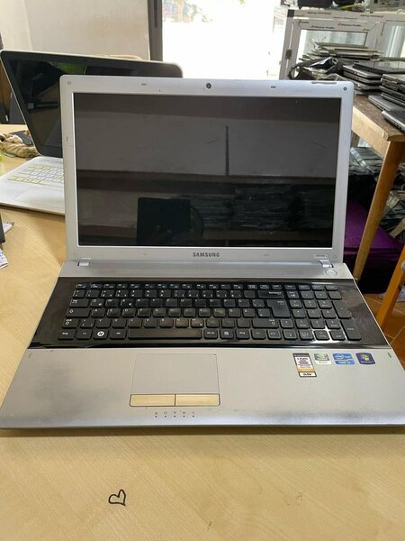 *Samsung Notebook RV720*
