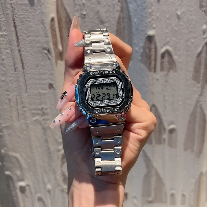 Montre digitale étanche argentée