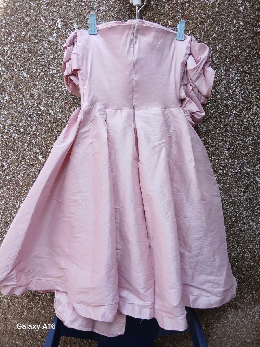 Robe élégante rose en satin