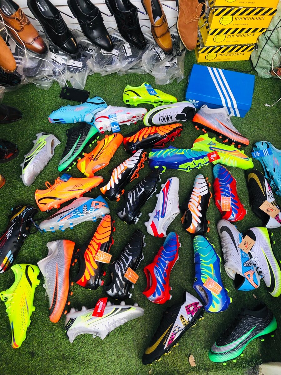 High qualities soccer shoes available on promotion