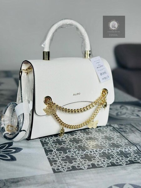 Sac blanc avec accessoires papillon doré