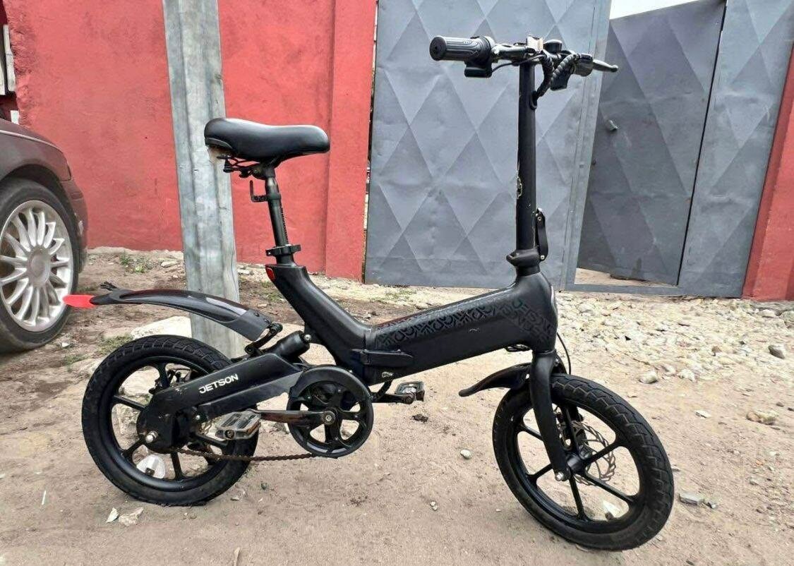 Vélo électrique compact pliable