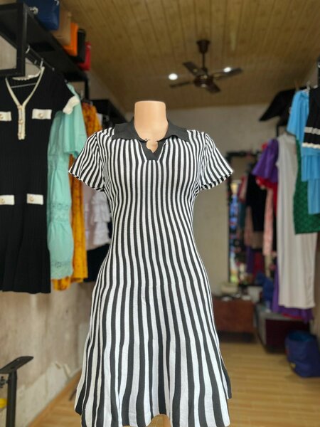 Robe rayée noire et blanche