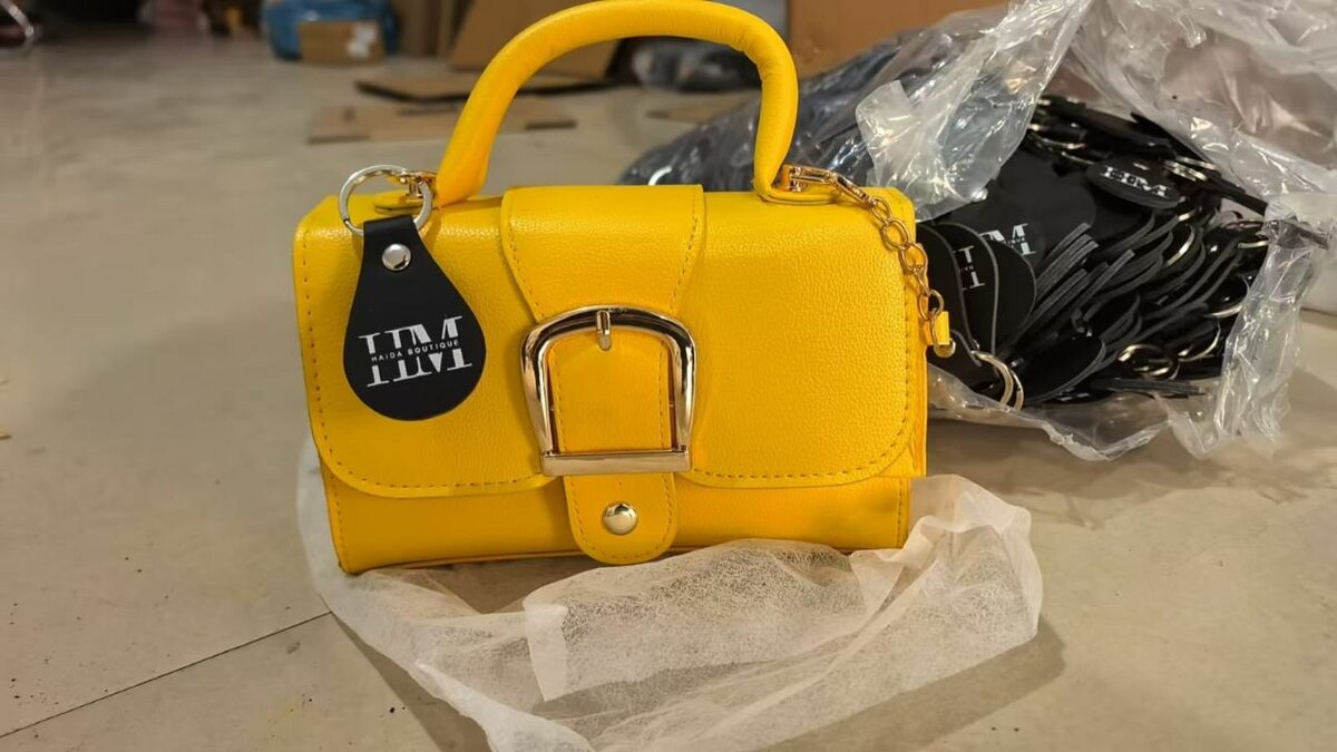 Sac à main en cuir coloré