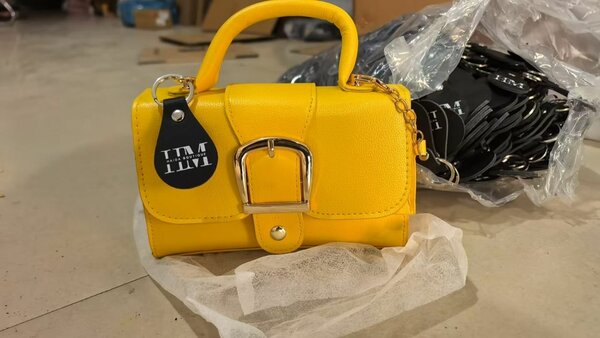 Sac à main en cuir coloré