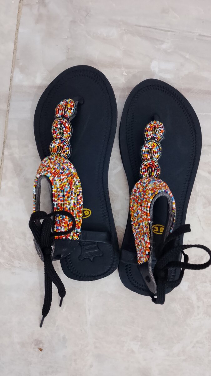 Sandales à perles colorées