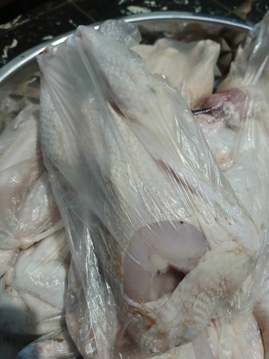 Poulet entier frais emballé