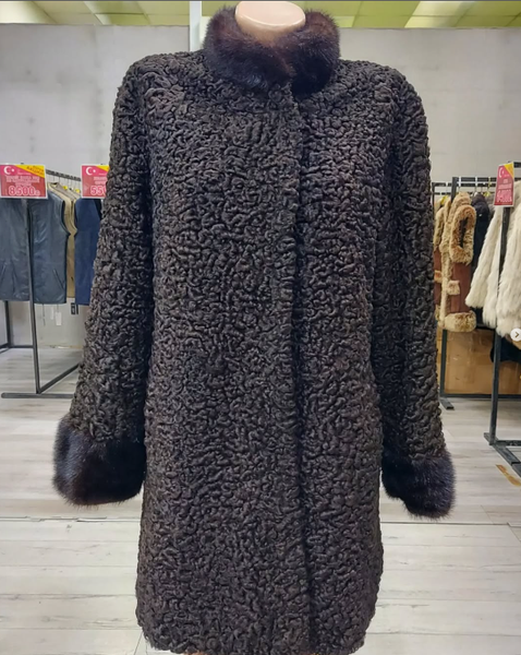 !Шуба натуральный каракуль воротник и манжет норка цвет шоколад