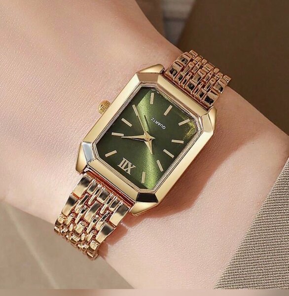 Montre élégante à bracelet doré
