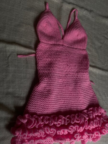 Robe courte avec froufrou confectionné en laine