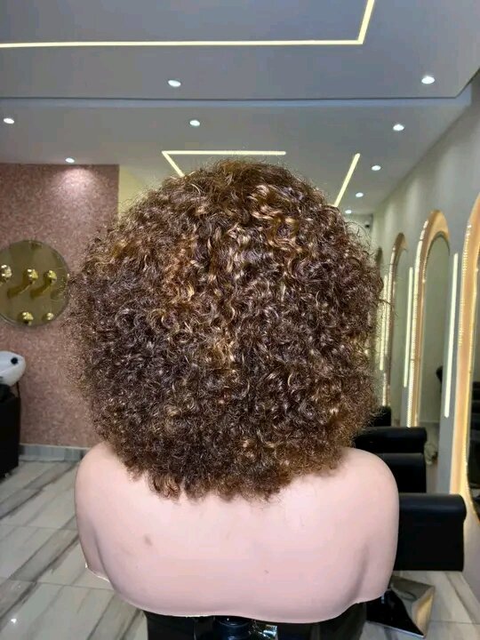 Perruque bouclée naturelle