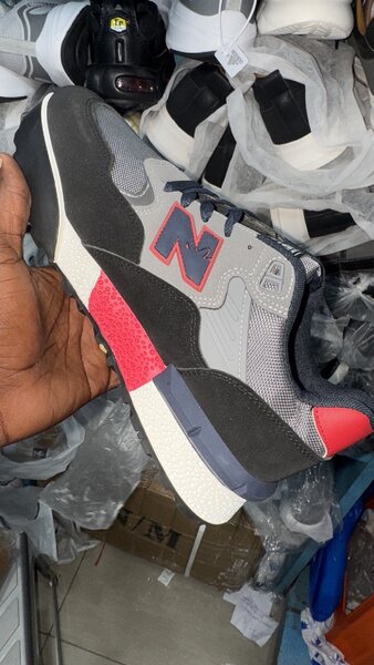 Sneakers en maille grise et rouge