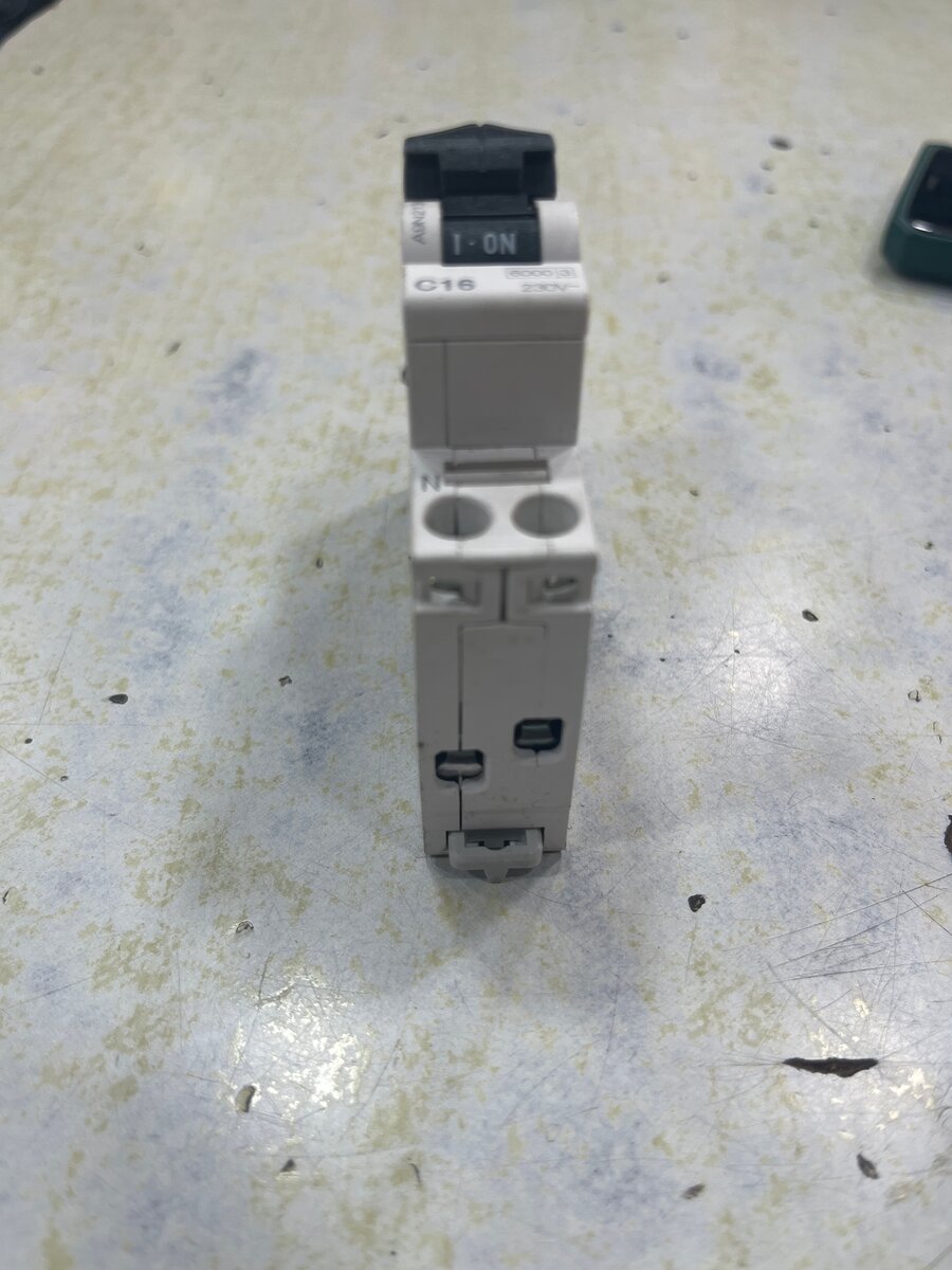 Disjoncteur Schneider C16A