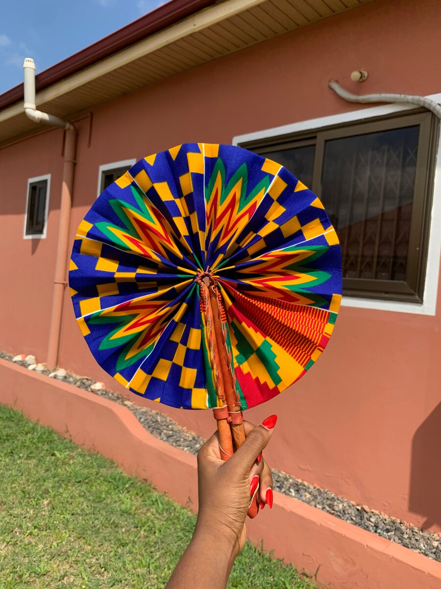 Éventail pliant africain coloré