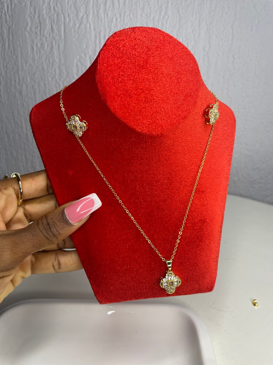 Collier élégant trèfle doré