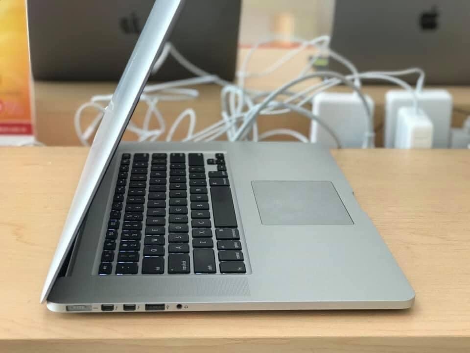 MACBOOK PRO RETINA ANNÉE 2015 CORE i7 QUASI NEUF