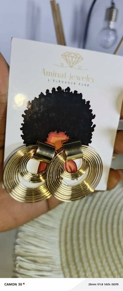 Boucles d'oreilles dorées pendantes