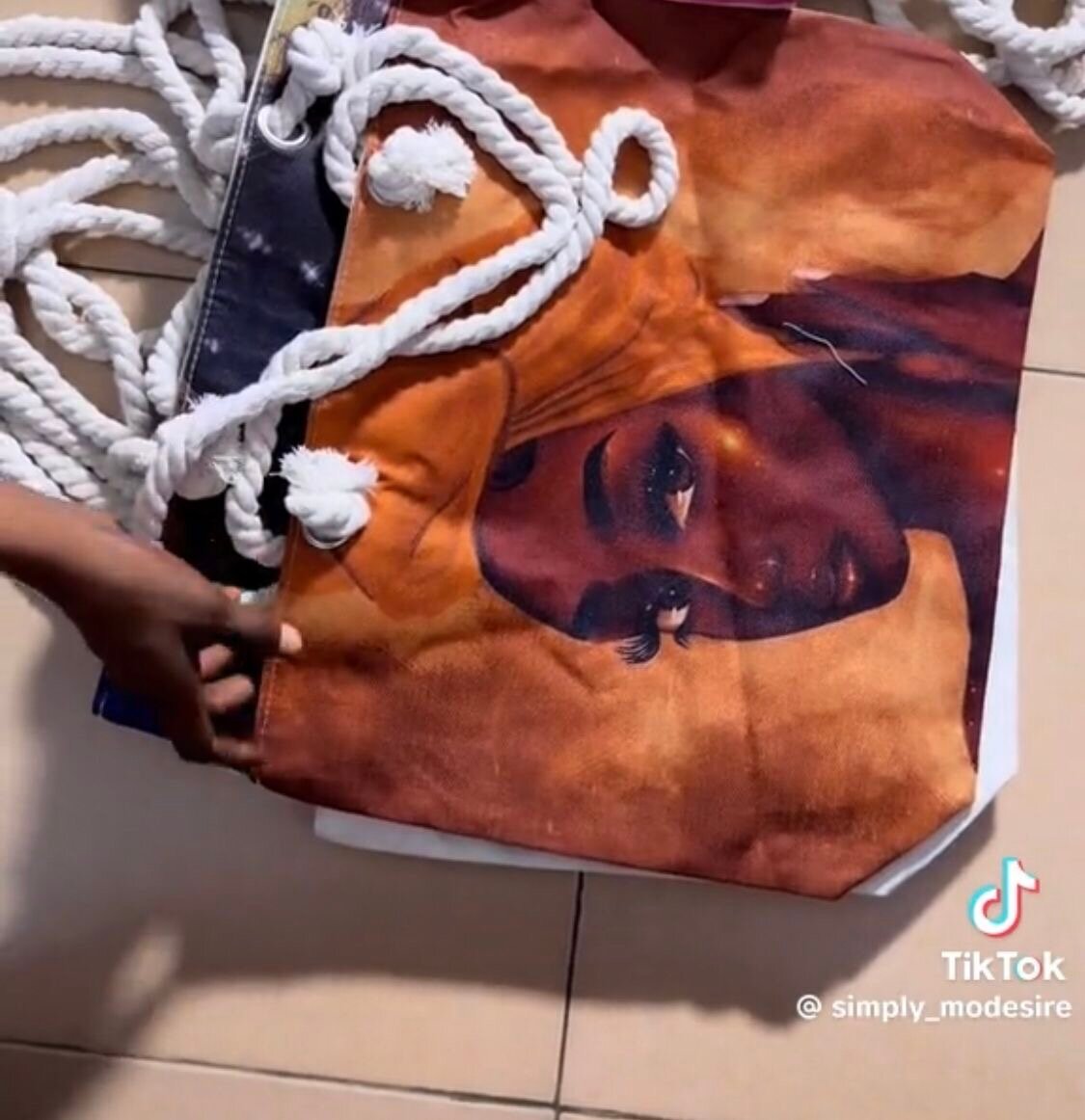 Sac fourre-tout avec design artistique