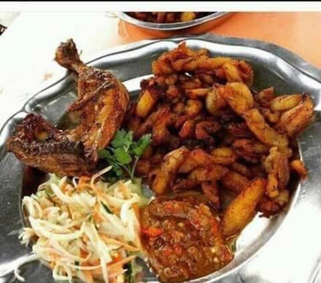 Poulet grillé épicé et alloco