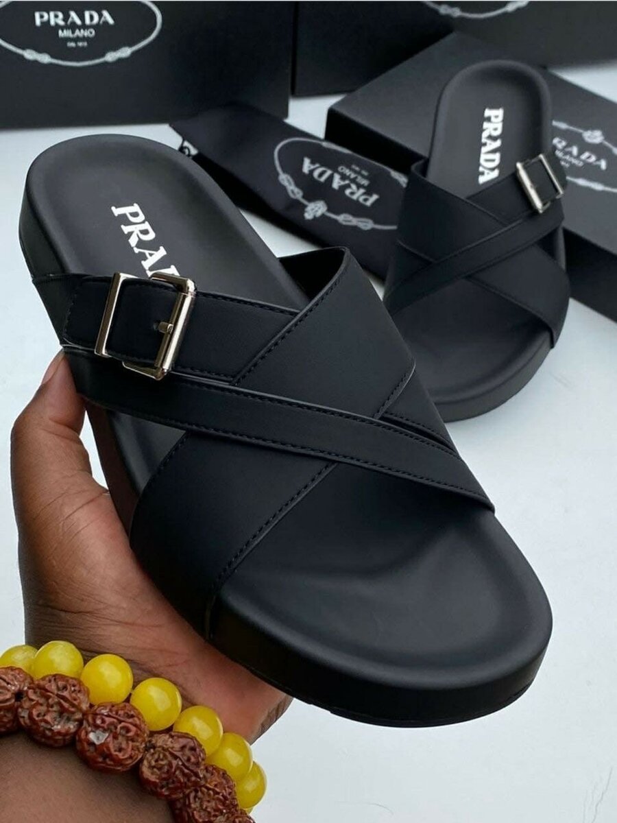 Sandales noires Prada élégantes